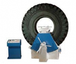Tire vulcanizing machine for giant tires of mine truck